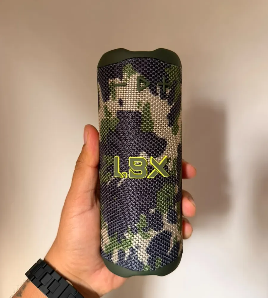 Parlante LBX camuflado en la mano